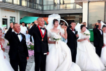 邵阳县举办“党徽映初心・星光共白头”金婚庆典活动