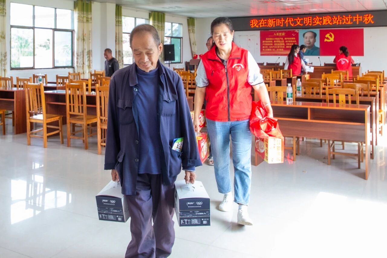 隆回县新时代文明实践中心&ldquo;关爱一老一小&rdquo;志愿服务队在六都寨张家铺村