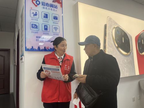 中国电信邵阳分公司江北电信营业厅志愿者向办理业务的老年人宣传反诈骗知识