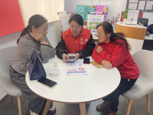 中国电信邵阳分公司江北电信营业厅志愿者手把手教老年人使用智能手机并下载反诈APP