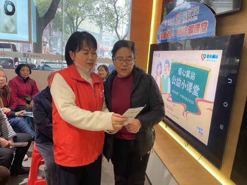 中国电信邵阳分公司志愿者向老年人宣传防范诈骗知识